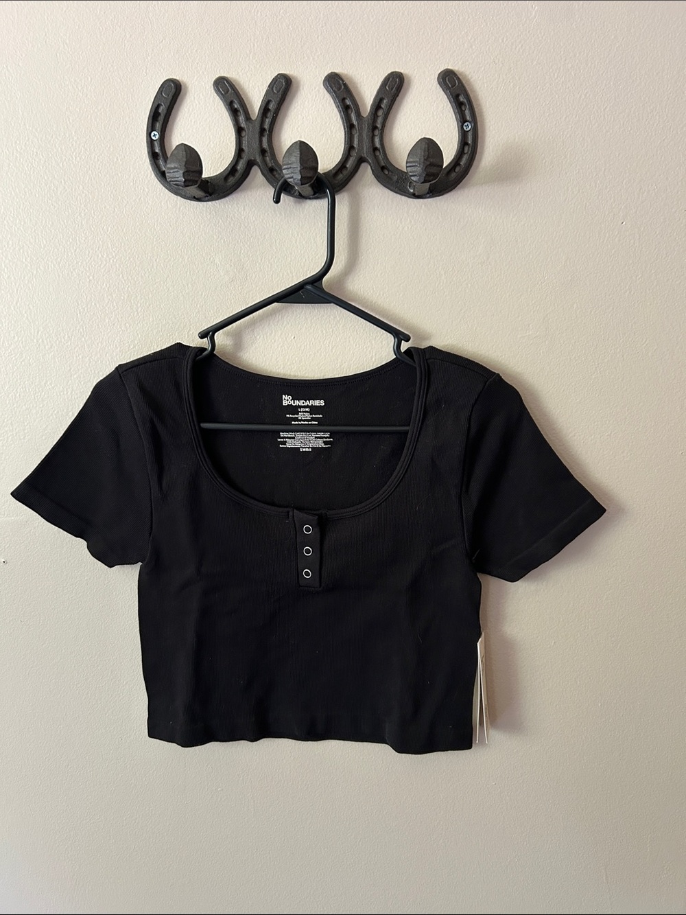 No Boundaries Women’s Black Ribbed Short-Sleeve Snap Crop Top
